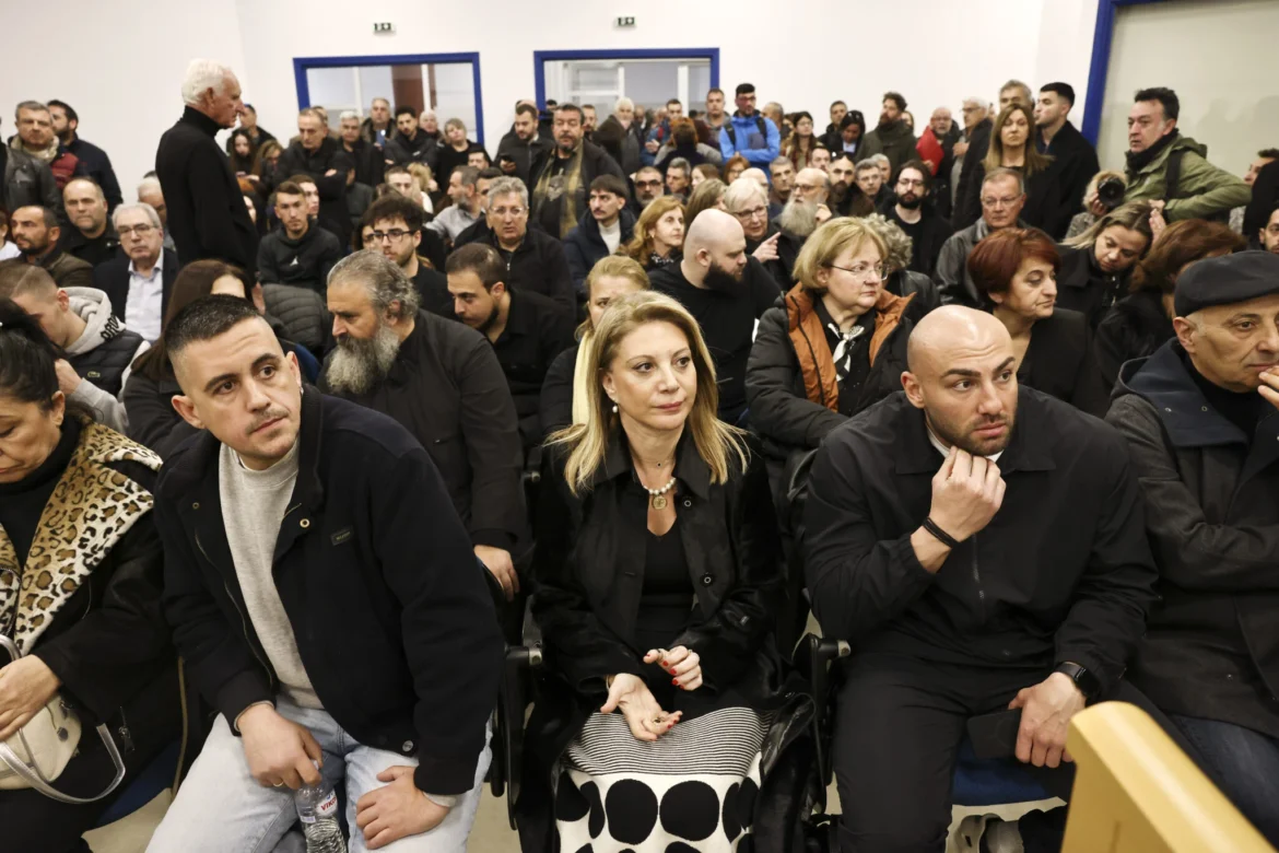 Διεκόπη για την 1η Απριλίου η δίκη για τα Τέμπη – Οργή συγγενών, φώναζαν συνθήματα στην αίθουσα