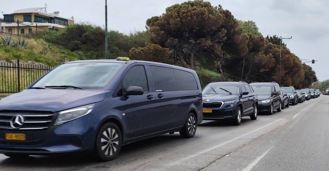 Μανώλης Διακοσταμάτης στον RV: 160 ταξί στους δρόμους της Ρόδου σε ειρηνική πορεία διαμαρτυρίας