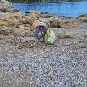 Εθελοντικός καθαρισμός στην παραλία Λαδικού με πρωτοβουλία της ομάδας Pteron Scuba Diving