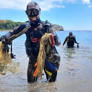 Εθελοντικός καθαρισμός στην παραλία Λαδικού με πρωτοβουλία της ομάδας Pteron Scuba Diving