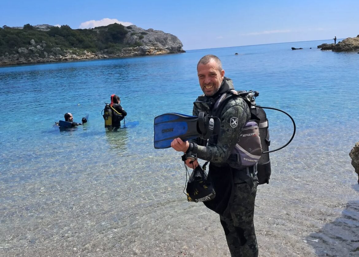 Εθελοντικός καθαρισμός στην παραλία Λαδικού με πρωτοβουλία της ομάδας Pteron Scuba Diving (Φωτορεπορτάζ)