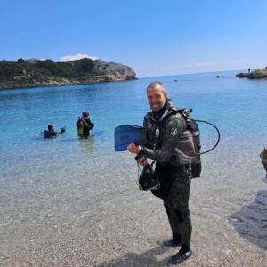 Εθελοντικός καθαρισμός στην παραλία Λαδικού με πρωτοβουλία της ομάδας Pteron Scuba Diving