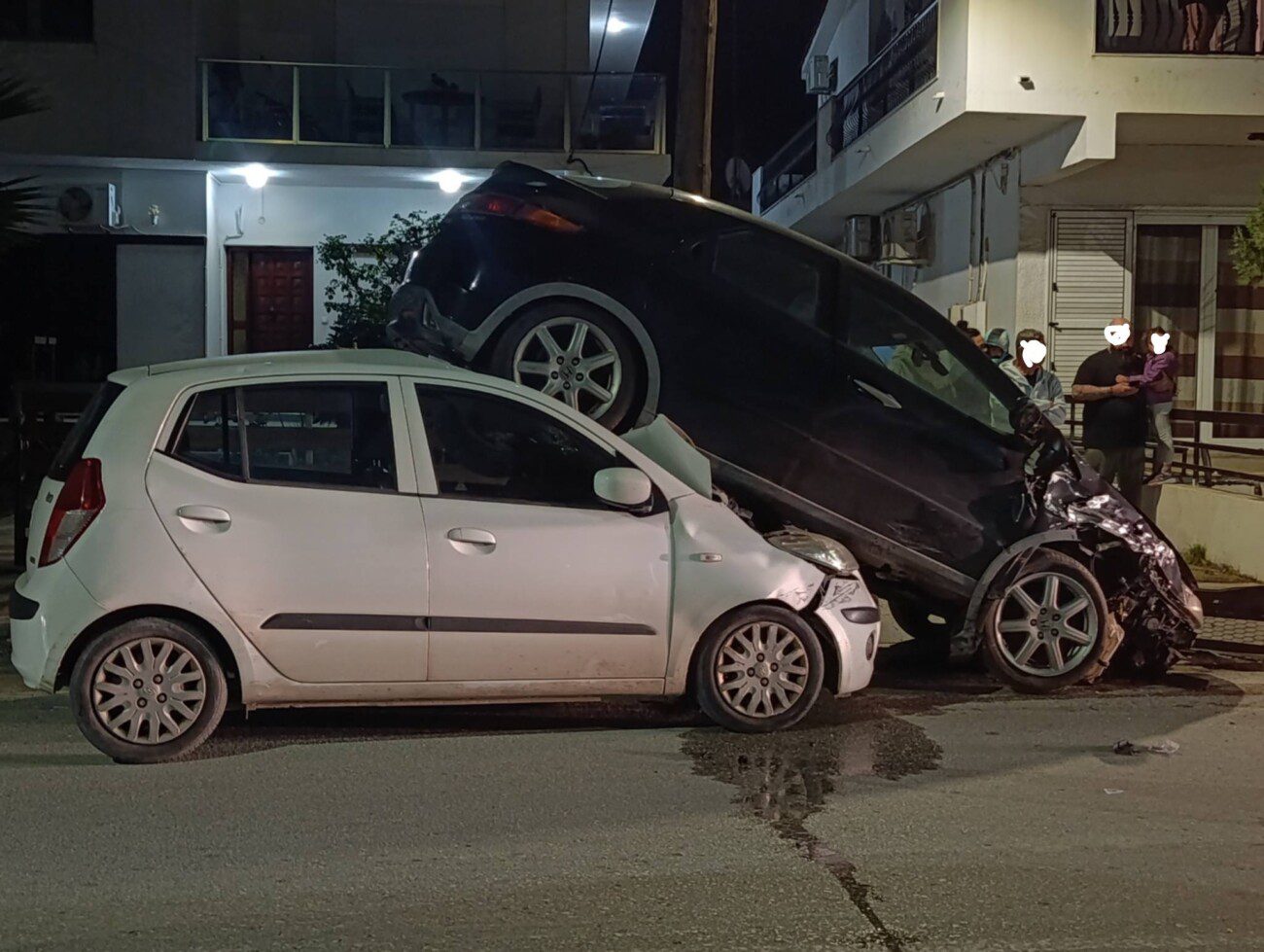 Τροχαίο τα ξημερώματα στην Κρεμαστή – Αυτοκίνητο προσέκρουσε σε δύο σταθμευμένα οχήματα