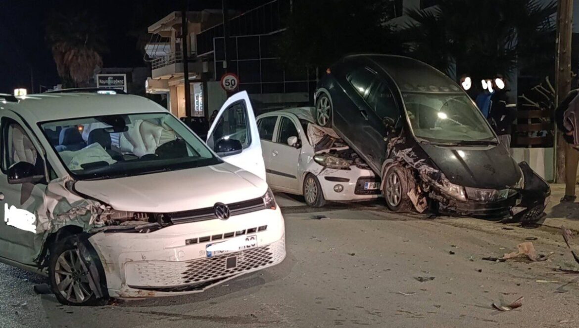 Τροχαίο τα ξημερώματα στην Κρεμαστή – Όχημα παρέσυρε δύο σταθμευμένα αυτοκίνητα
