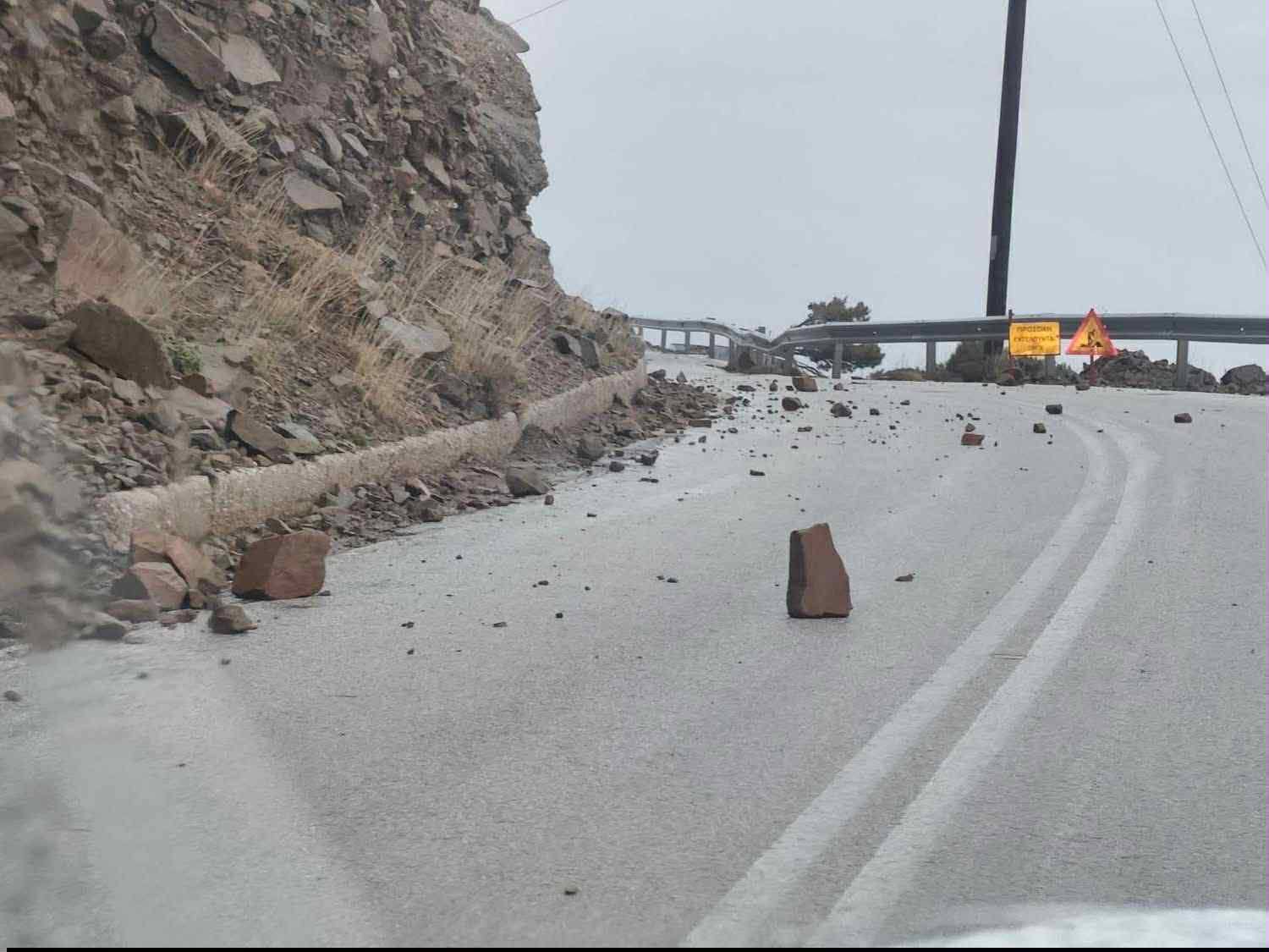Νέες κατολισθήσεις βράχων στο οδικό δίκτυο Σπόα – Όλυμπος στην Κάρπαθο, λόγω των έντονων βροχοπτώσεων