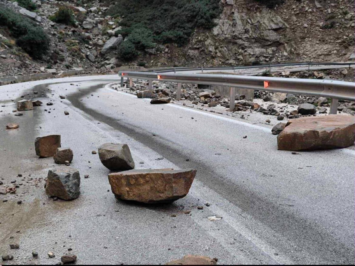Νέες κατολισθήσεις βράχων στο οδικό δίκτυο Σπόα – Όλυμπος, λόγω των έντονων βροχοπτώσεων