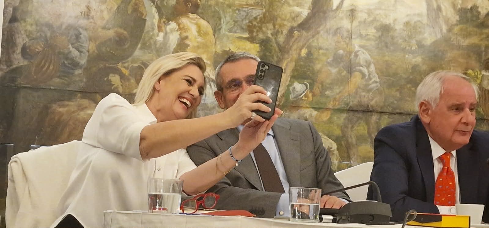 Παρουσιάστηκαν στη Ρόδο τα «Αδημοσίευτα» του Νίκου Χασαπόπουλου – Μια βραδιά γεμάτη ιστορία, δημοσιογραφία και θερμή υποδοχή