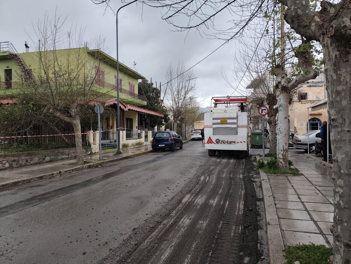 Ξεκίνησαν υπό βροχή οι εργασίες ασφαλτόστρωσης στη Μ. Αλεξάνδρου στην Κω