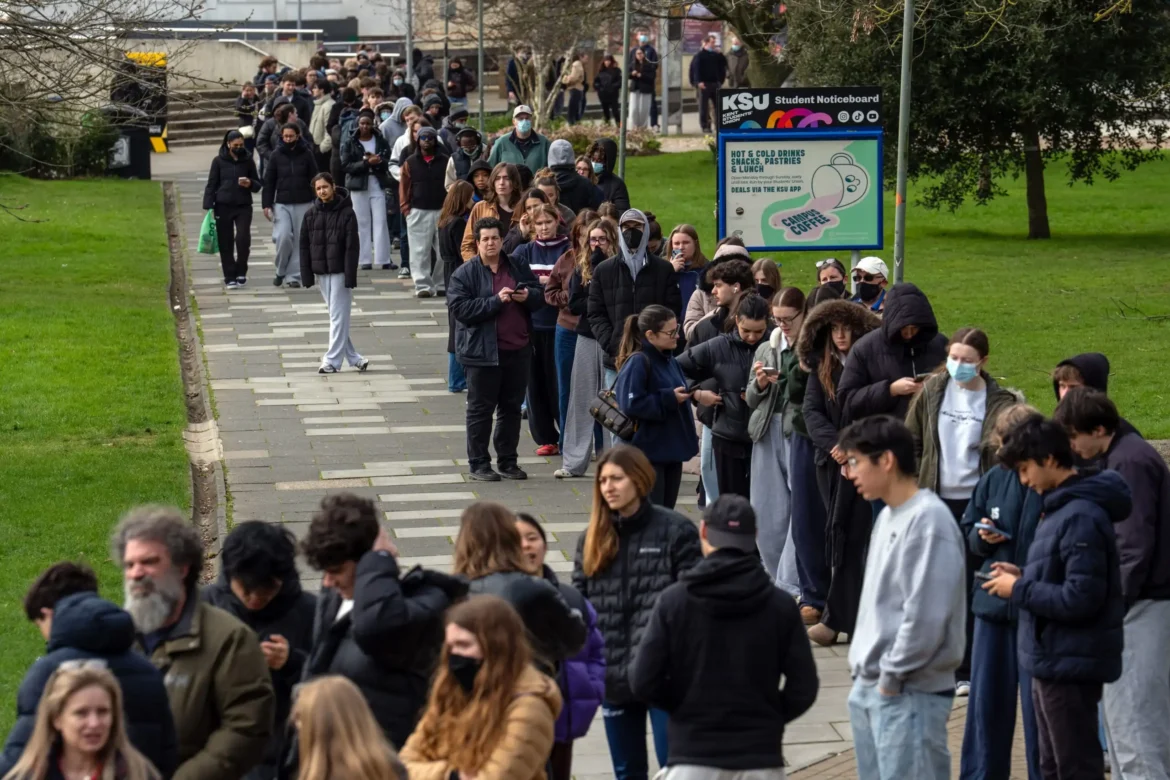 Βρετανία: Επιδημία μηνιγγίτιδας ξεκίνησε από πάρτι – Νεκροί, δεκάδες κρούσματα και μαζική χορήγηση αντιβιοτικών