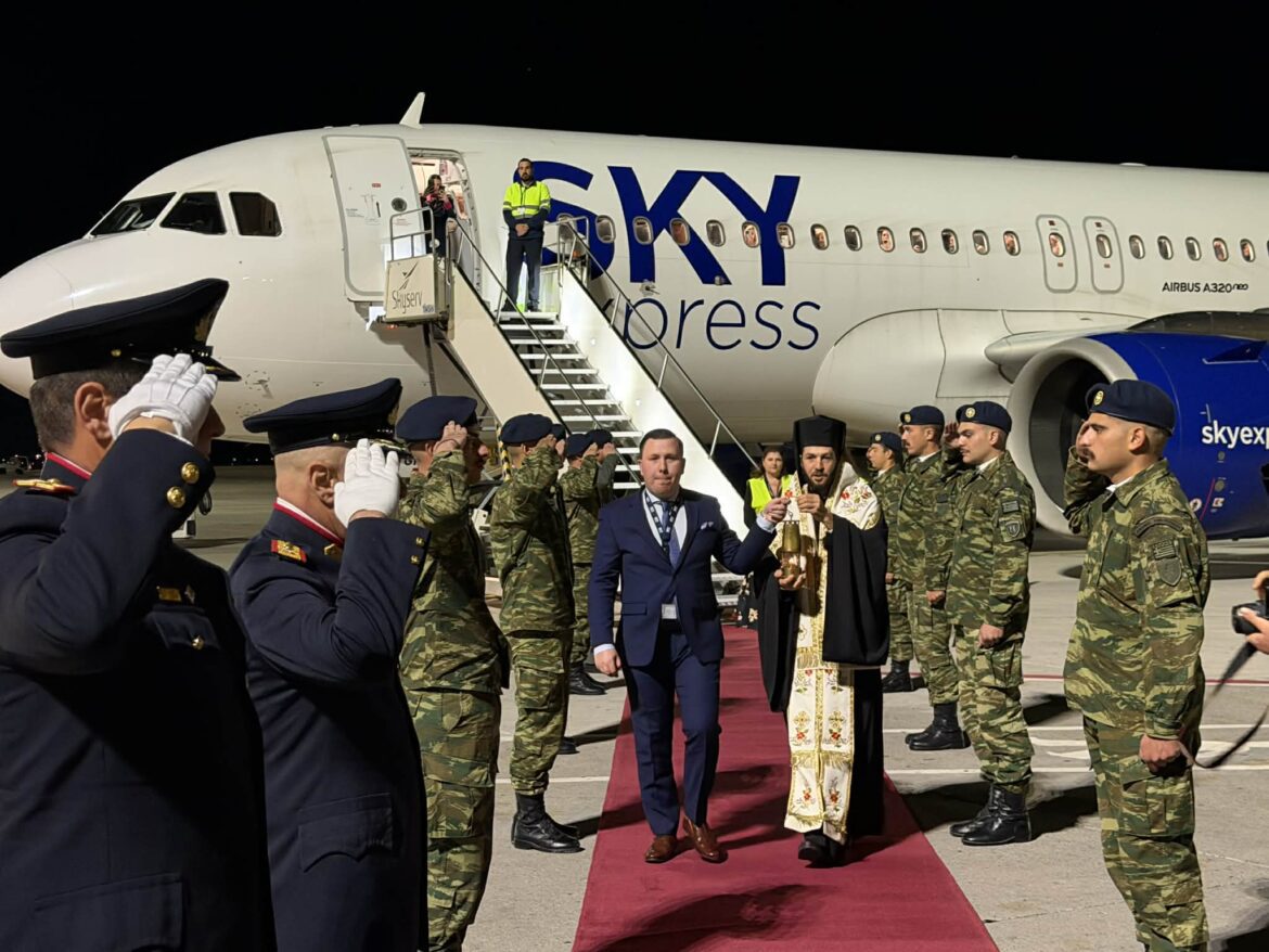 Στη Ρόδο το Άγιο Φως – Με κατάνυξη η υποδοχή στο αεροδρόμιο (Φωτο +Βίντεο)