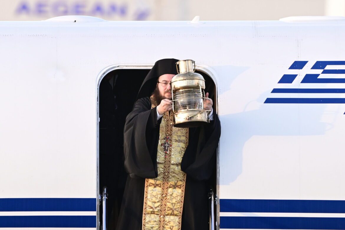 Άγιο Φως: Με ειδικές πτήσεις της Aegean και της Olympic Air η μεταφορά του σε 11 προορισμούς, δείτε το πρόγραμμα