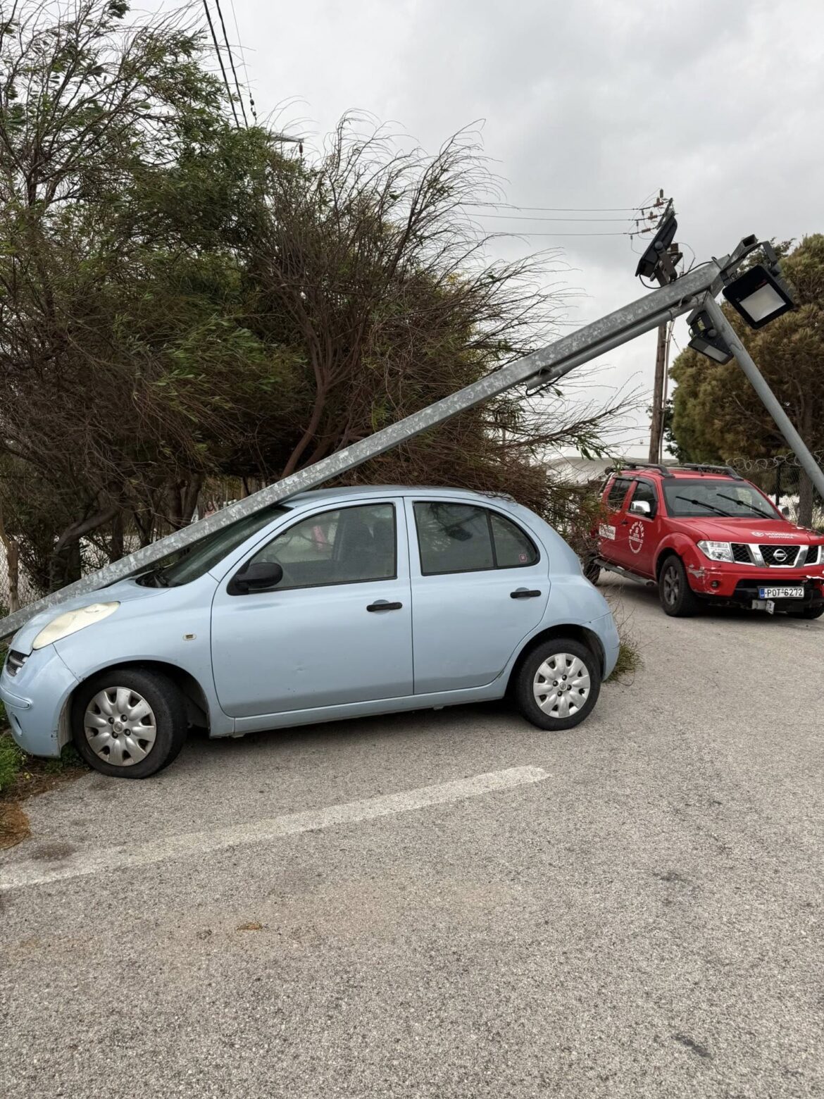 Σφοδρή κακοκαιρία στη Ρόδο: Κολώνα έπεσε σε όχημα και ξεριζώθηκε δέντρο
