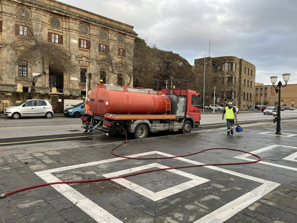 Δ. Καρατζιάς στον RV: Βράχοι 100-200 κιλών βγήκαν από την θάλασσα στη στεριά πίσω από τον Ευαγγελισμό – Τι ανησυχεί τον Αντιδήμαρχο (audio)