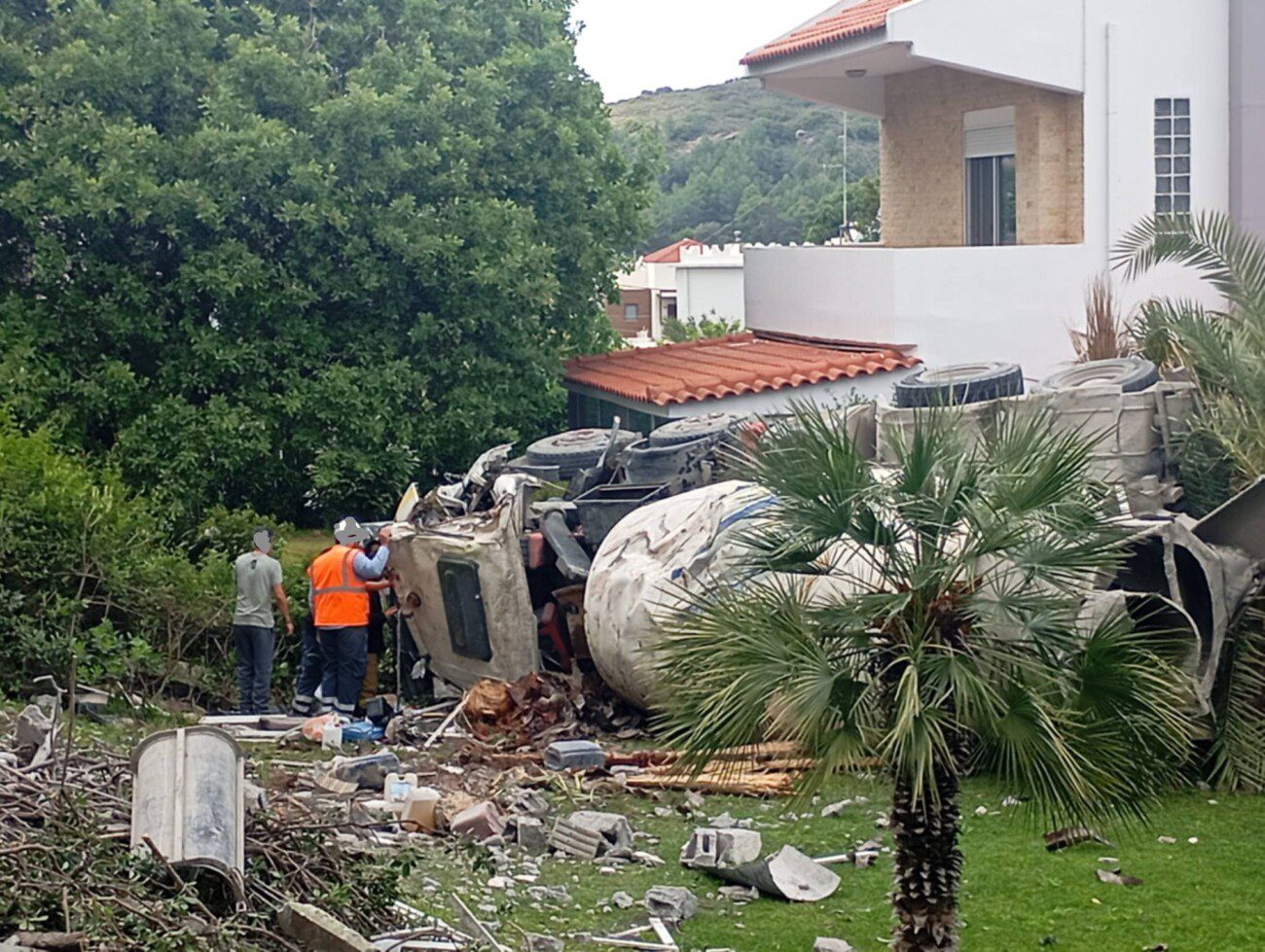 Ανατράπηκε μπετονιέρα στους Τρεις (Φωτο)