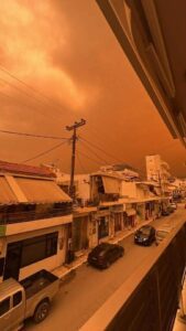 Κόκκινο το Ηράκλειο εξαιτίας της σκόνης (Φωτο+Βίντεο)