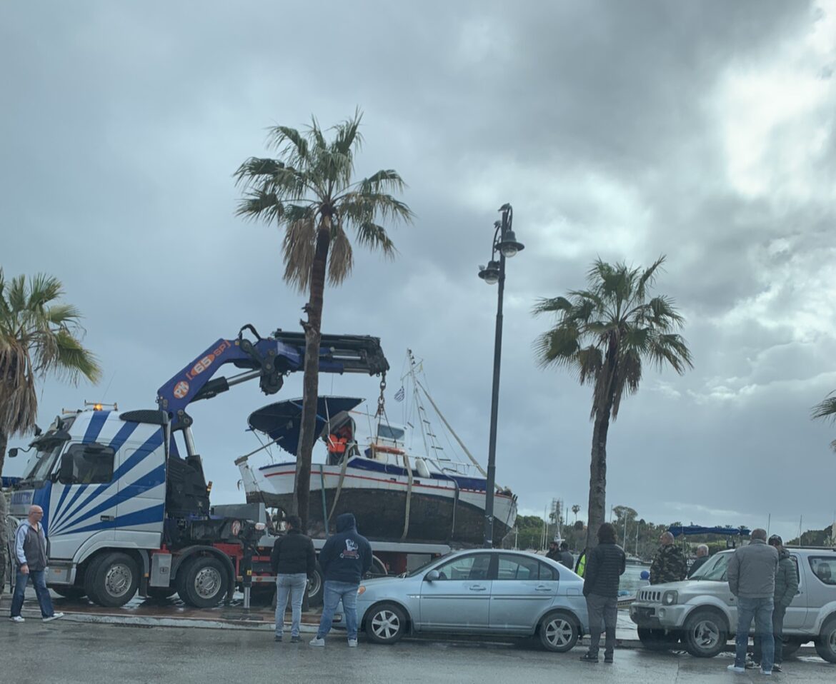 Απομακρύνθηκε το βυθισμένο καΐκι από το Λιμένα Μανδρακίου της Κω
