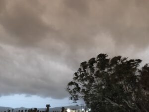 Αφρικανική σκόνη «σκέπασε» την Κω – Πορτοκαλί ουρανός και αποπνικτική ατμόσφαιρα εν μέσω κακοκαιρίας «Erminio»