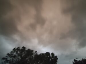 Αφρικανική σκόνη «σκέπασε» την Κω – Πορτοκαλί ουρανός και αποπνικτική ατμόσφαιρα εν μέσω κακοκαιρίας «Erminio»