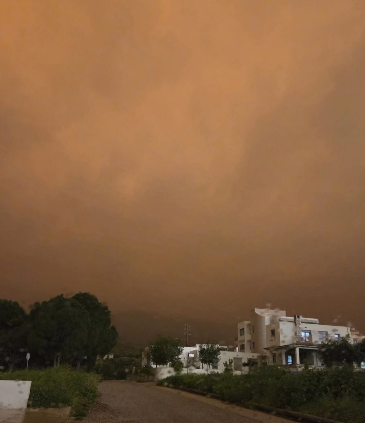 Αφρικανική σκόνη «σκέπασε» την Κω – Πορτοκαλί ουρανός και αποπνικτική ατμόσφαιρα εν μέσω κακοκαιρίας «Erminio»