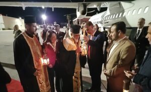Το Άγιο Φως στην Κω – Άφιξη στο αεροδρόμιο ΙΠΠΟΚΡΆΤΗΣ