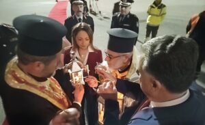 Το Άγιο Φως στην Κω – Άφιξη στο αεροδρόμιο ΙΠΠΟΚΡΆΤΗΣ