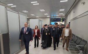 Το Άγιο Φως στην Κω – Άφιξη στο αεροδρόμιο ΙΠΠΟΚΡΆΤΗΣ