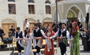 Νησιώτικο Πάσχα στην Κω: Παράδοση, μουσική και πλήθος κόσμου στην Πλατεία Ελευθερίας
