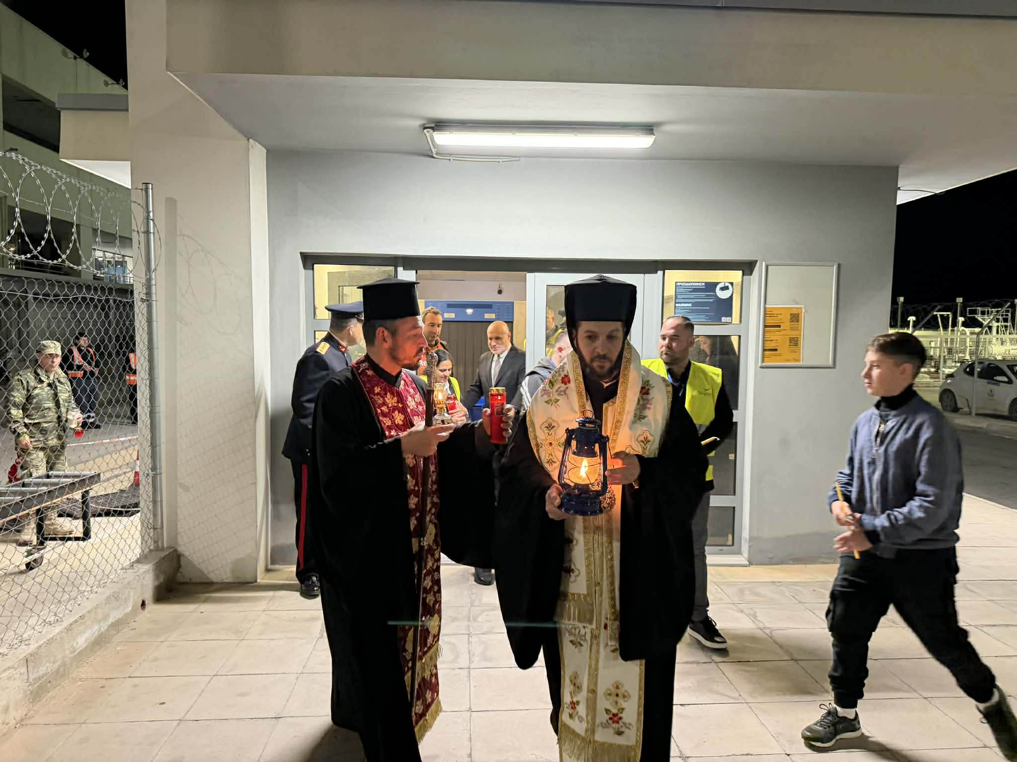 Στη Ρόδο το Άγιο Φως – Με κατάνυξη η υποδοχή στο αεροδρόμιο (Φωτο)