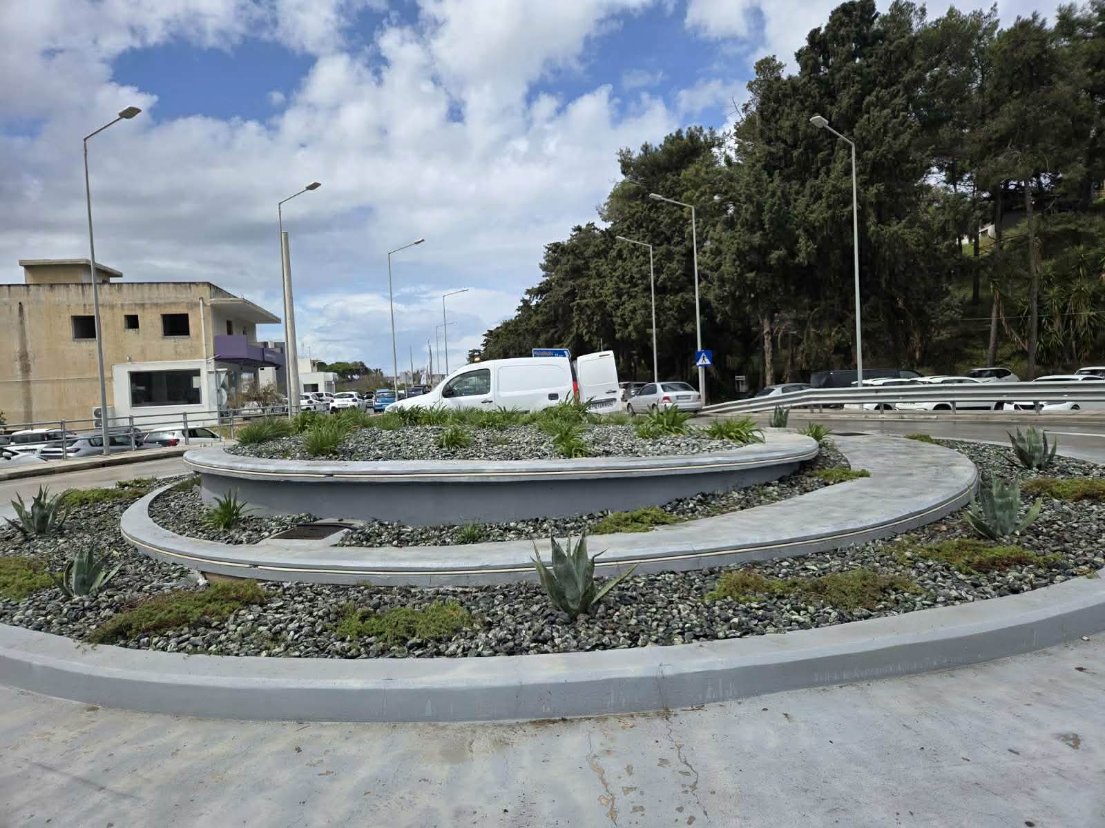 Ολοκληρώθηκαν οι εργασίες συντήρησης των κυκλικών κόμβων από το Περιφερειακό Φυτώριο Νοτίου Αιγαίου