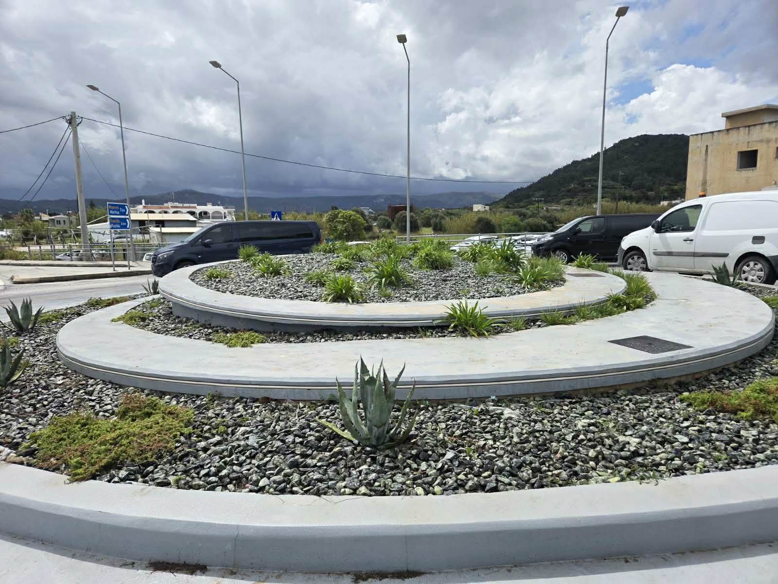 Ολοκληρώθηκαν οι εργασίες συντήρησης των κυκλικών κόμβων από το Περιφερειακό Φυτώριο Νοτίου Αιγαίου