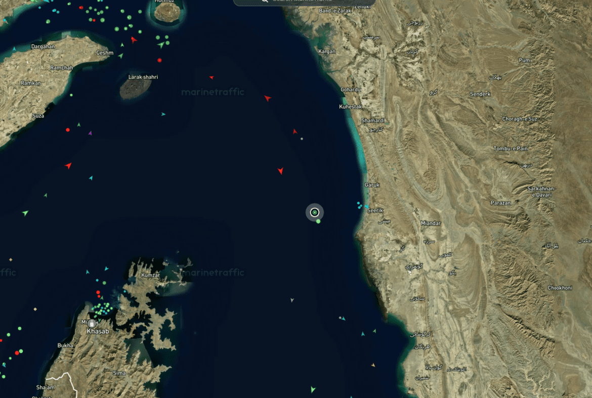 Τρία πλοία δέχθηκαν πυρά στα Στενά του Ορμούζ – Ανάμεσά τους ένα ελληνικών συμφερόντων