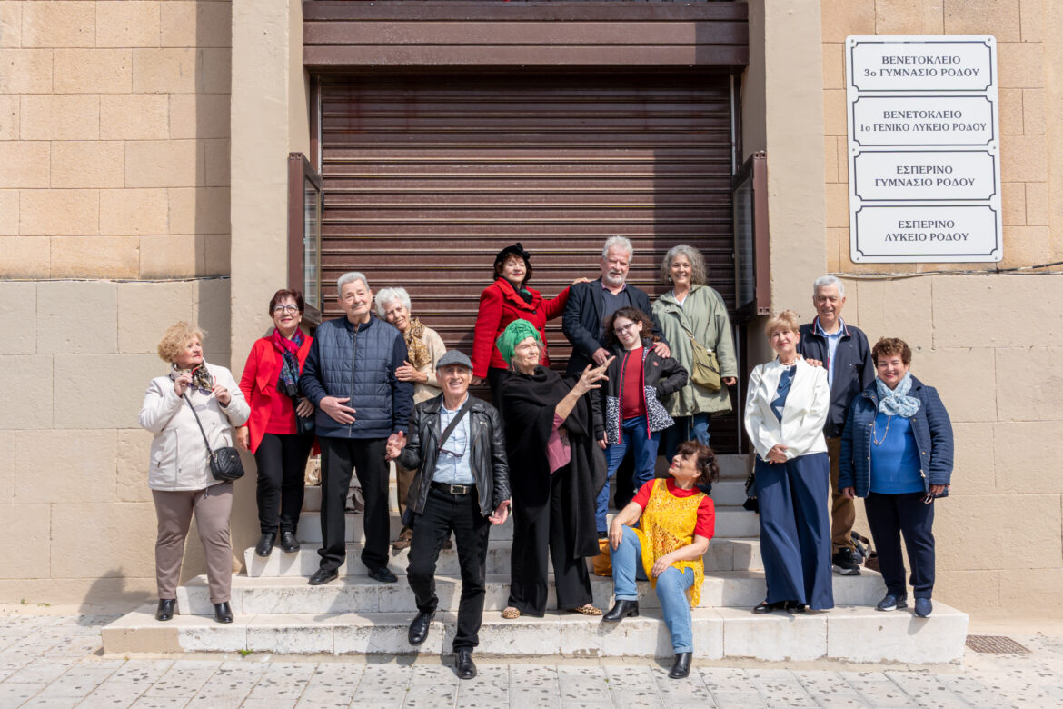 Η Θεατρική Ομάδα του ΚΑΠΗ Δήμου Ρόδου «Έφηβοι Καρδιάς» παρουσιάζει το έργο «Όταν πηγαίναμε μαζί σχολείο»