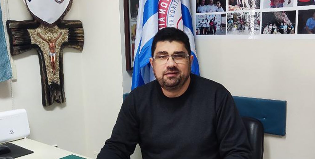 Δραματική Έκκληση για Αίμα στη Ρόδο – «Είμαστε στα Όριά μας» ΡΟΔΟΣ – Σε κατάσταση συναγερμού βρίσκεται η αποθήκη αίματος του Γενικού Νοσοκομείου Ρόδου, με τις ανάγκες να έχουν χτυπήσει «κόκκινο». Ο Πρόεδρος του Συλλόγου Εθελοντών Αιμοδοτών Ρόδου «Ο Άγιος Εφραίμ», κ. Βασίλης Νικολής, μιλώντας στην εκπομπή «Πρώτη Καλημέρα» με τον Μανώλη Παπάζογλου στον Real Voice 99.5, απηύθυνε δραματική έκκληση προς τους πολίτες για άμεση προσφορά αίματος. Η Πίεση της Τουριστικής Περιόδου Η κατάσταση περιγράφεται ως οριακή. Σύμφωνα με τον κ. Νικολή, η Ρόδος κατά τη διάρκεια της θερινής σεζόν μετατρέπεται σε μια περιοχή με απαιτήσεις υγείας που αντιστοιχούν σε πληθυσμό 550.000 κατοίκων. Ετήσιες Ανάγκες: Το νησί χρειάζεται περίπου 7.000 φιάλες αίμα τον χρόνο. Αιτίες Έλλειψης: Η πρόσφατη αύξηση των τροχαίων ατυχημάτων, οι αυξημένες ανάγκες λόγω των εορτών που πέρασαν, αλλά και η κατακόρυφη άνοδος της επισκεψιμότητας στο δεύτερο μισό της χρονιάς έχουν εξαντλήσει τα αποθέματα. «10 Λεπτά για μια Ζωή» Ο κ. Νικολής τόνισε πως η εθελοντική αιμοδοσία είναι μια πράξη ύψιστης κοινωνικής αλληλεγγύης που απαιτεί ελάχιστο χρόνο, αλλά έχει ανυπολόγιστη αξία. «Δίνουμε 10 λεπτά από τη ζωή μας και προσφέρουμε μια ολόκληρη ζωή σε κάποιον άλλον. Κανείς δεν ξέρει πότε θα χρειαστεί αίμα ο ίδιος ή ένας δικός του άνθρωπος», ανέφερε χαρακτηριστικά ο Πρόεδρος των εθελοντών. Κάλεσμα για Συνέπεια και Ευαισθητοποίηση Ο Σύλλογος «Άγιος Εφραίμ» και η Υπηρεσία Αιμοδοσίας του νοσοκομείου πραγματοποιούν συνεχείς δράσεις, ωστόσο η συμμετοχή του κόσμου πρέπει να γίνει πιο συστηματική και συνεπής. Οι πολίτες καλούνται: Να ενημερώνονται για το πού και πότε πραγματοποιούνται εθελοντικές αιμοδοσίες. Να γίνουν τακτικοί αιμοδότες, ειδικά τώρα που οι υποχρεώσεις του νοσοκομείου πολλαπλασιάζονται λόγω της σεζόν. Η ανάγκη για αίμα δεν έχει εποχή, αλλά οι καλοκαιρινοί μήνες αποτελούν την πιο δύσκολη δοκιμασία για το υγειονομικό σύστημα του νησιού. Η ανταπόκριση στο κάλεσμα του κ. Νικολή είναι ζήτημα ζωής και θανάτου.