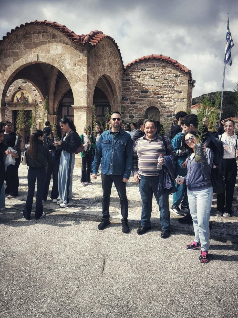 Η νέα γενιά φυτεύει ελπίδα: Μεγάλη δράση δενδροφύτευσης στην Ιερά Μονή Υψενής Ρόδου (Φωτο)