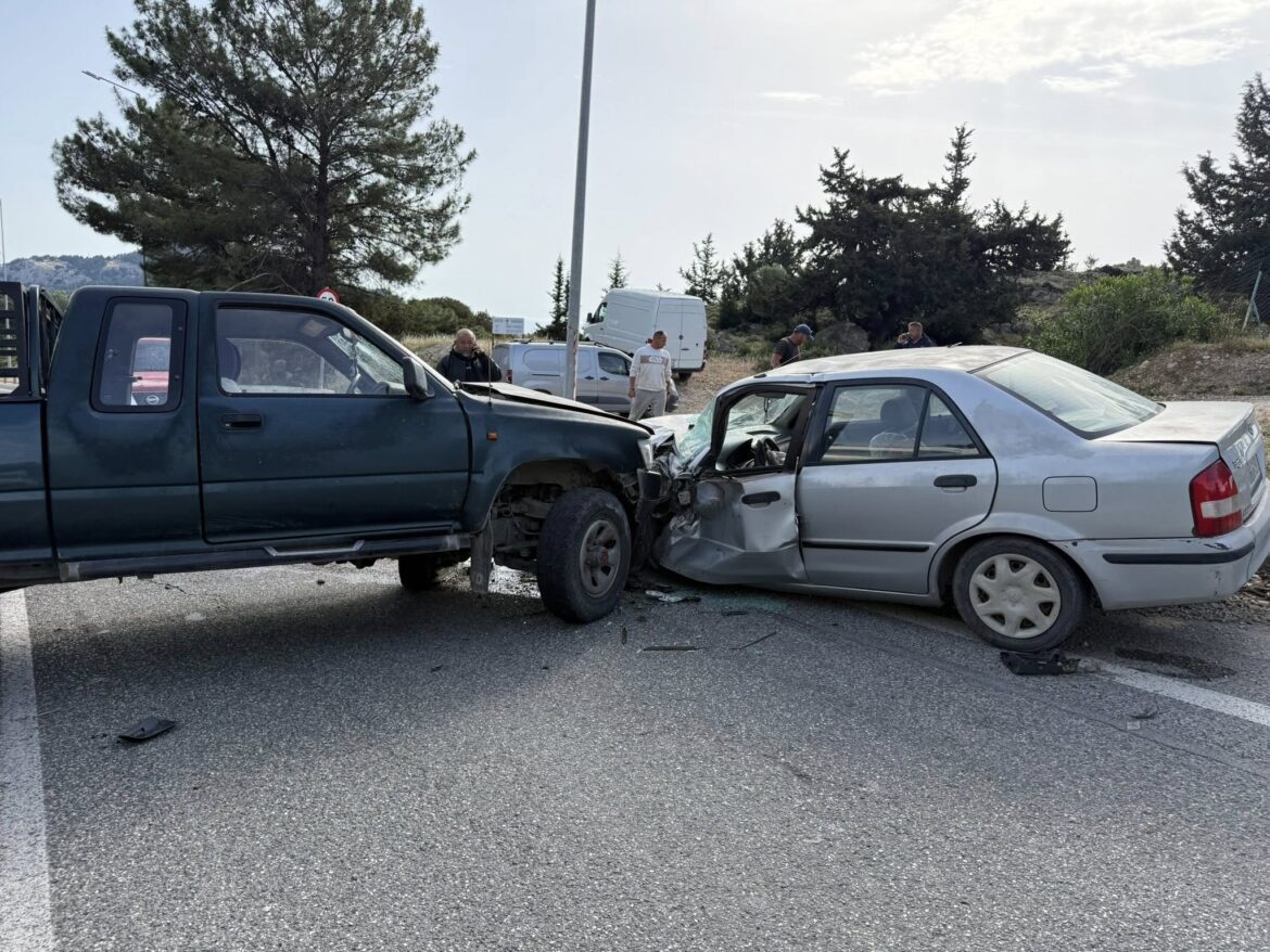 Τροχαίο στον Αρχάγγελο – Πυροσβεστική και ΕΚΑΒ απεγκλώβισαν οδηγό (Φωτο)