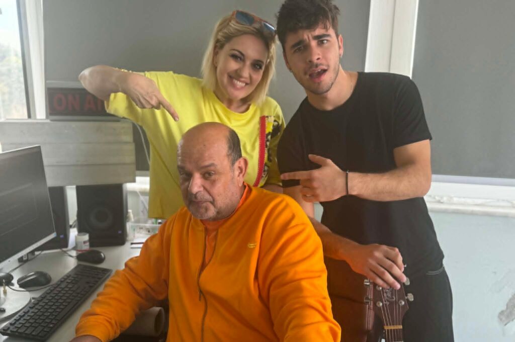 Ο Μίλτος Χαρόβας στον RV: Live στο στούντιο και αναφορές στην καριέρα του σε τηλεόραση και μουσική