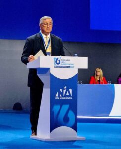 Η μαντινάδα του Γιάννη Μηνατσή «έκλεψε» την παράσταση στο συνέδριο της ΝΔ (video)
