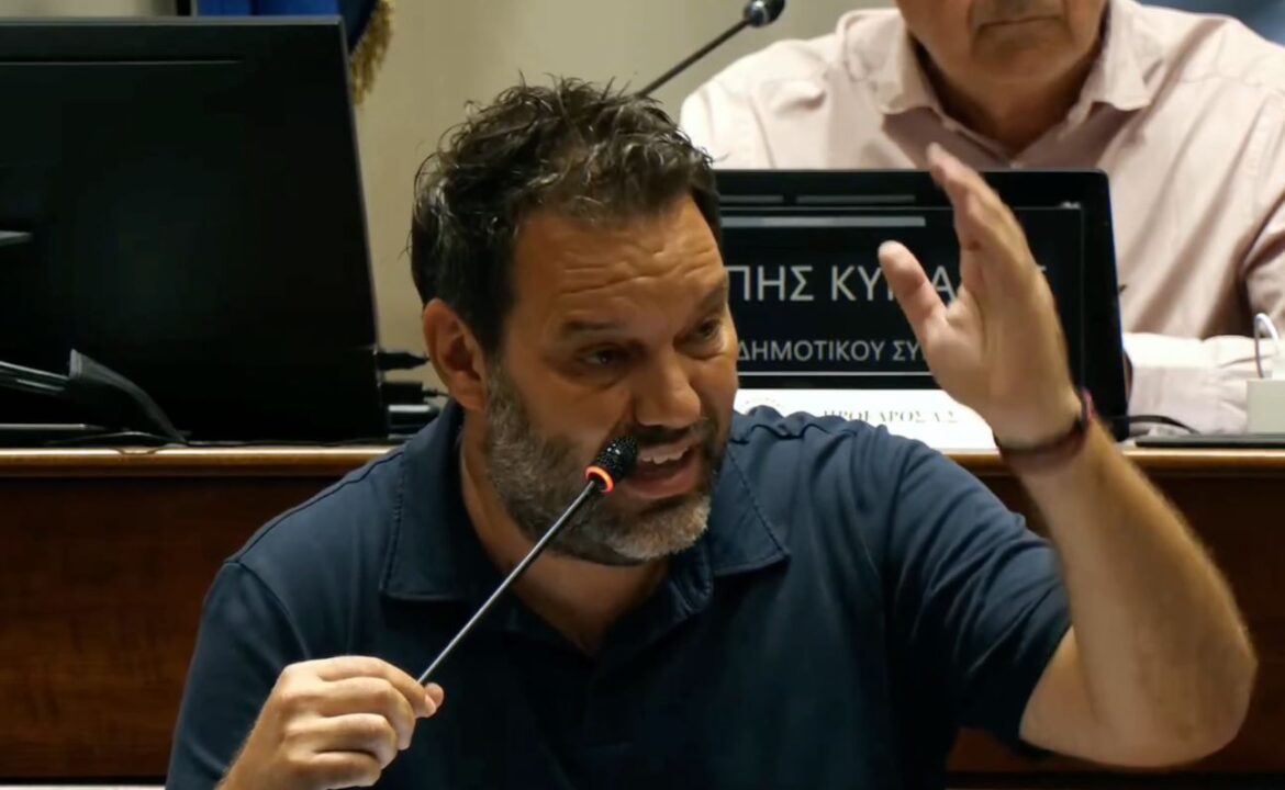 Ο άνθρωπος που εκχυδάισε το δημοτικό συμβούλιο, τολμά να νουθετεί μαθητές!!!