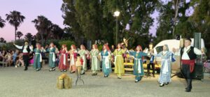 Πλήθος κόσμου στο αντάμωμα παράδοσης και πολιτισμού για τον Κλήδονα στην Κω, από τον Σύλλογο Ποντίων Κω