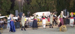 Πλήθος κόσμου στο αντάμωμα παράδοσης και πολιτισμού για τον Κλήδονα στην Κω, από τον Σύλλογο Ποντίων Κω