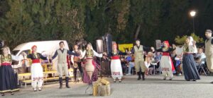 Πλήθος κόσμου στο αντάμωμα παράδοσης και πολιτισμού για τον Κλήδονα στην Κω, από τον Σύλλογο Ποντίων Κω