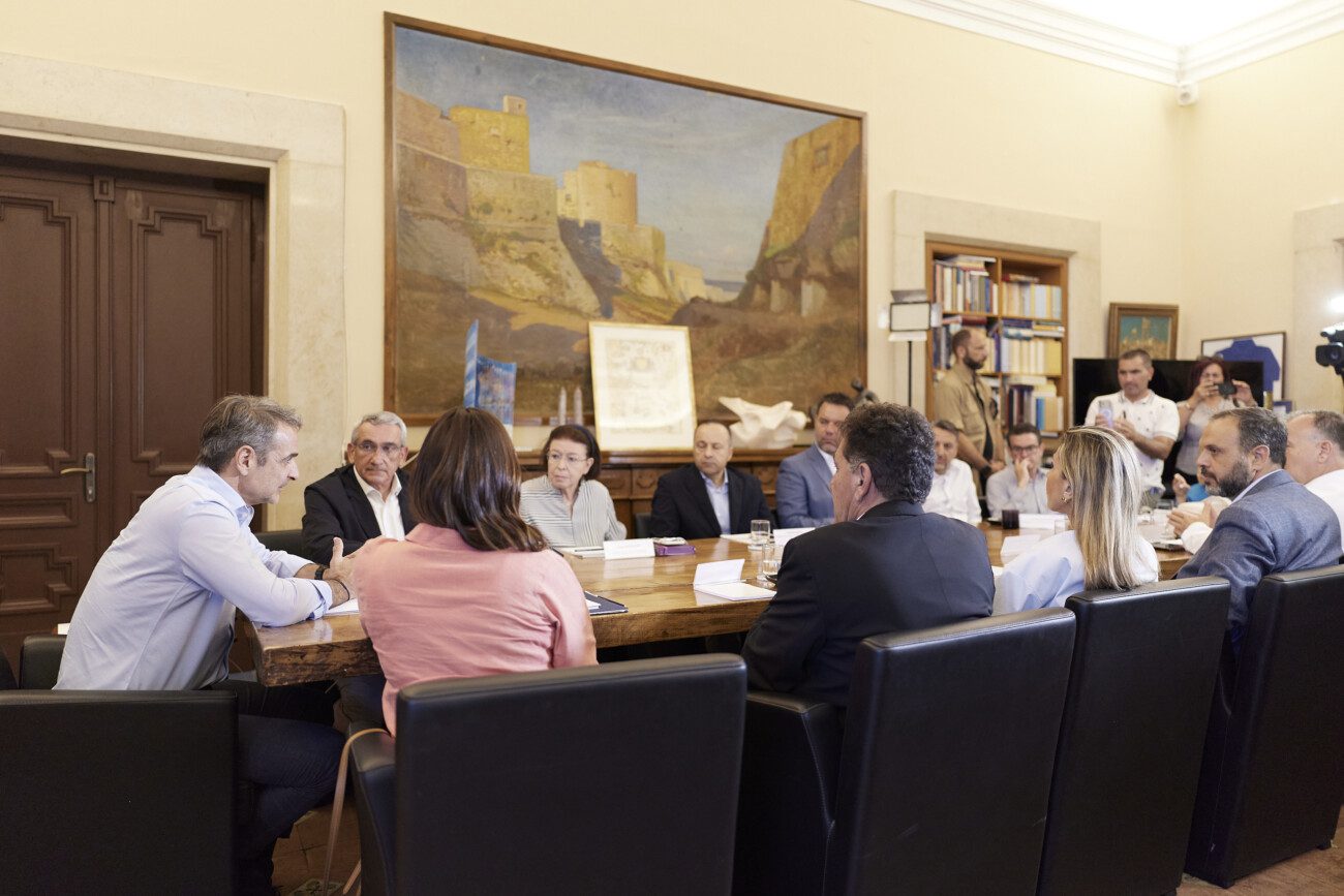 Εύσημα Μητσοτάκη στη ναυαρχίδα του ελληνικού τουρισμού για την ανθεκτικότητά της, κατά τη σύσκεψη με τους φορείς – Ιδιαίτερη μνεία στους εργαζόμενους