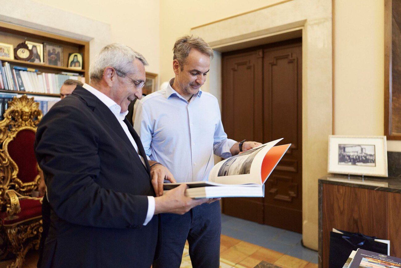 Εύσημα Μητσοτάκη στη ναυαρχίδα του ελληνικού τουρισμού για την ανθεκτικότητά της, κατά τη σύσκεψη με τους φορείς – Ιδιαίτερη μνεία στους εργαζόμενους
