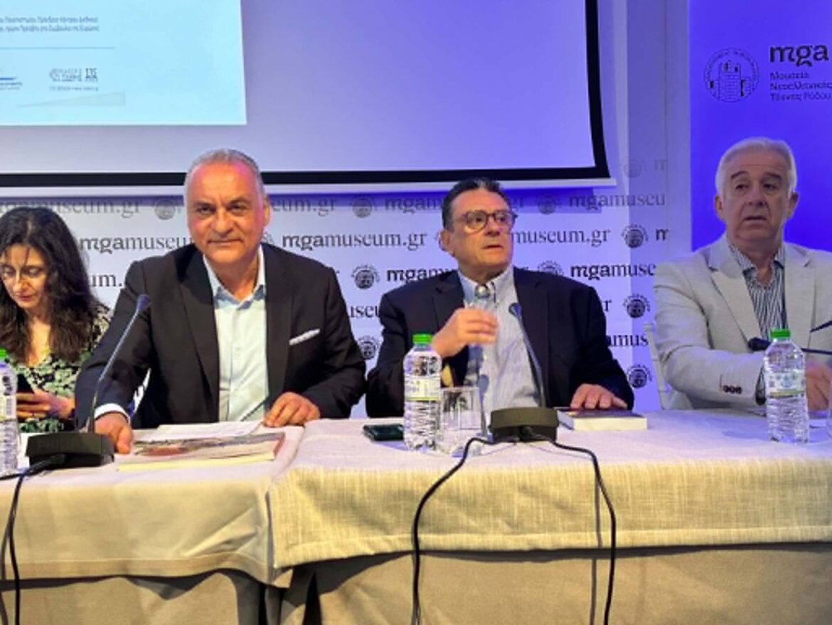 Κατάμεστη η αίθουσα του Νεστορίδειου για την παρουσίαση του νέου βιβλίου της Ελευθερίας Φτακλάκη