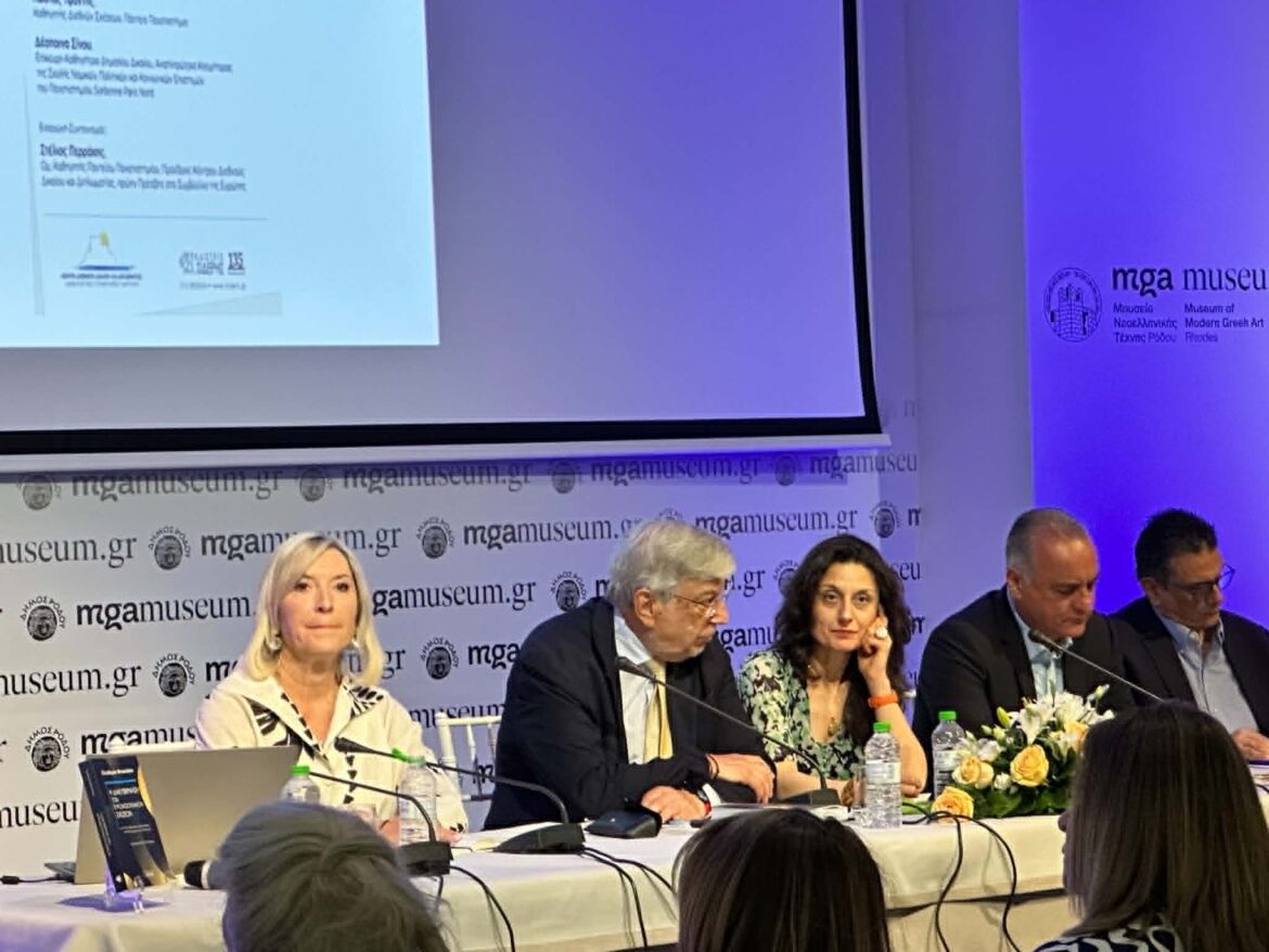 Κατάμεστη η αίθουσα του Νεστορίδειου για την παρουσίαση του νέου βιβλίου της Ελευθερίας Φτακλάκη