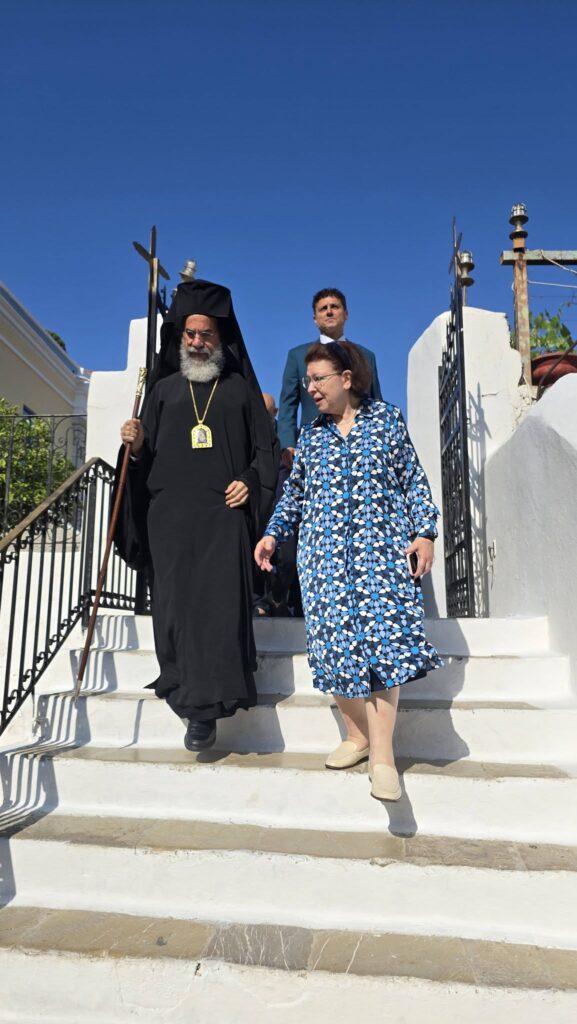 Σύμη: Η Λίνα Μενδώνη εγκαινίασε το έργο στερέωσης και αποκατάστασης του κωδωνοστασίου του Ιερού Ναού Αγίου Ιωάννου (Φωτο)