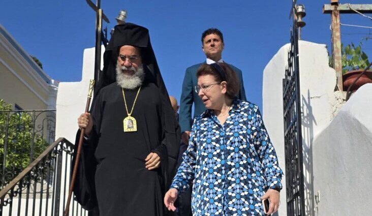 Σύμη: Η Λίνα Μενδώνη εγκαινίασε το έργο στερέωσης και αποκατάστασης του κωδωνοστασίου του Ιερού Ναού Αγίου Ιωάννου (Φωτο)
