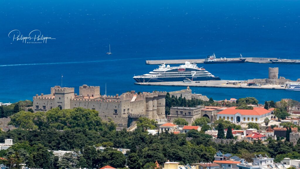 Le Bougainville: Η γαλλική «ναυαρχίδα εξερεύνησης» της Ponant εντυπωσίασε στο Τουριστικό Λιμάνι Ρόδου