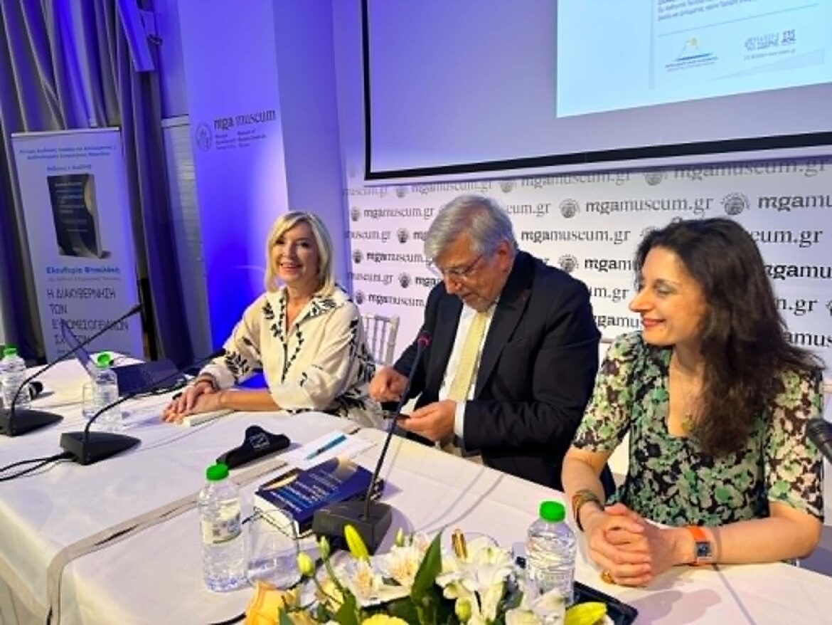 Κατάμεστη η αίθουσα του Νεστορίδειου για την παρουσίαση του νέου βιβλίου της Ελευθερίας Φτακλάκη