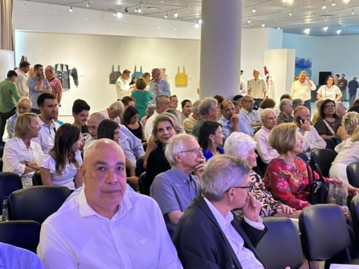 Κατάμεστη η αίθουσα του Νεστορίδειου για την παρουσίαση του νέου βιβλίου της Ελευθερίας Φτακλάκη